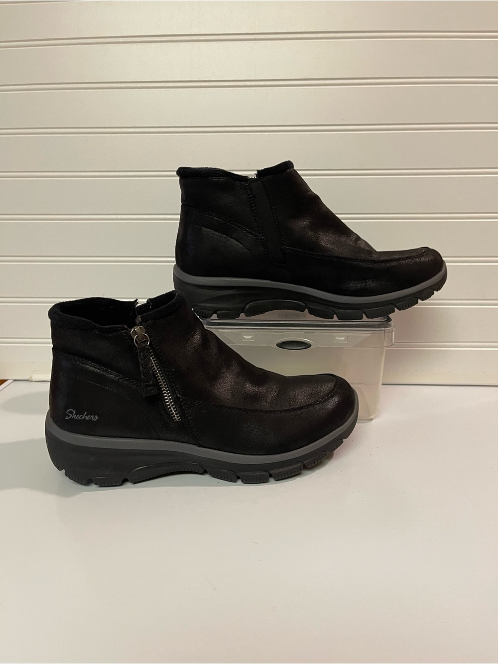 Sketchers Zip Black Bootie Sz 9 Air-Cooled Memory Foam Relaxed Fit